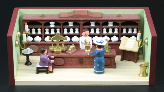 Apotheke mit Apothekerin 30/40/2 Apotheke mit Apothekerin 30/40/2